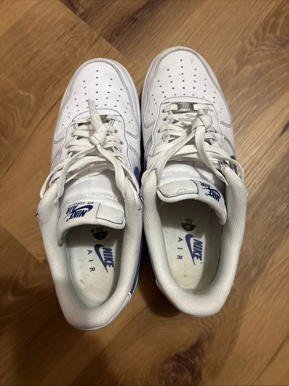 Nike Men's Low-Top Sneakers in White with Blue Swoosh